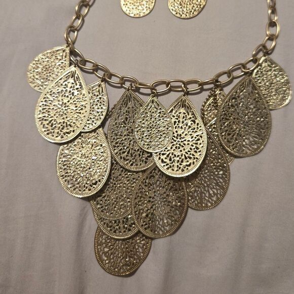 Vintage Gold Tone Teardrop Disc Bib Necklace And Earring Set - Picture 2 of 5
